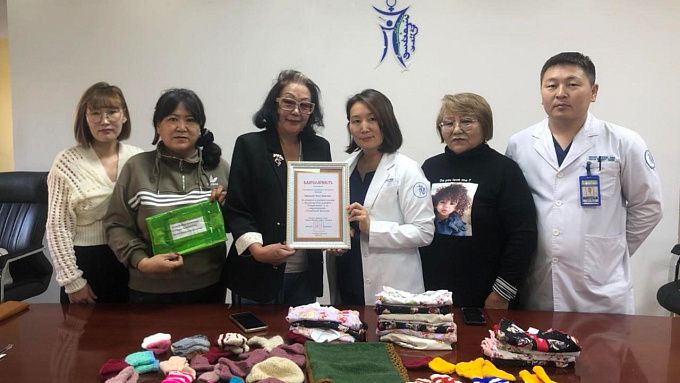 Серебряные волонтеры Бурятии передали вязаные вещи детям Монголии