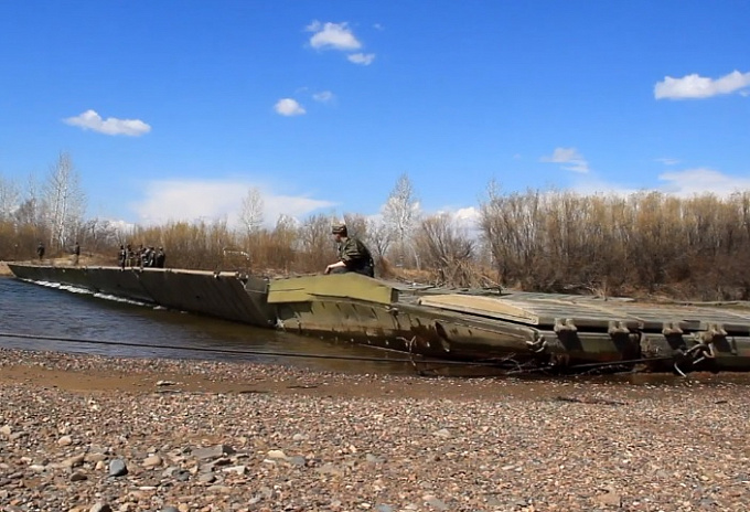 В районе Бурятии военные установили понтонный мост
