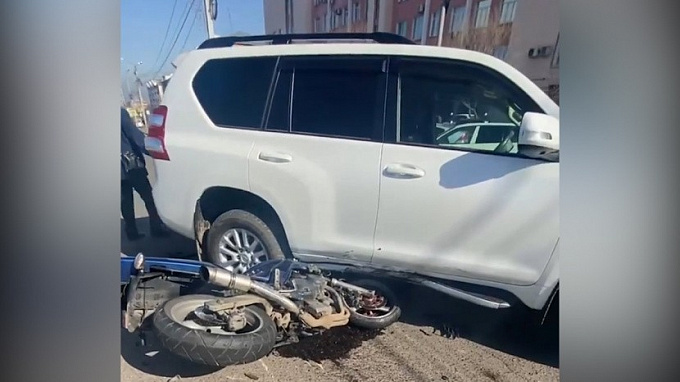 В Улан-Удэ мотоциклист залетел под «Лэнд Крузер» (ФОТО)