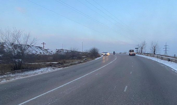В Улан-Удэ водитель получил травмы после встречи с фонарным столбом
