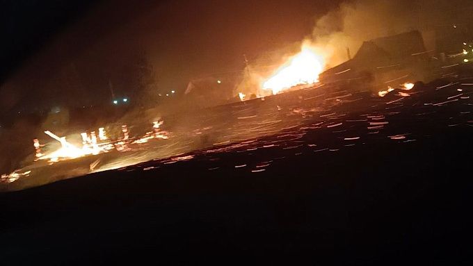 Жилые дома горят на окраине Улан-Удэ, людей эвакуируют