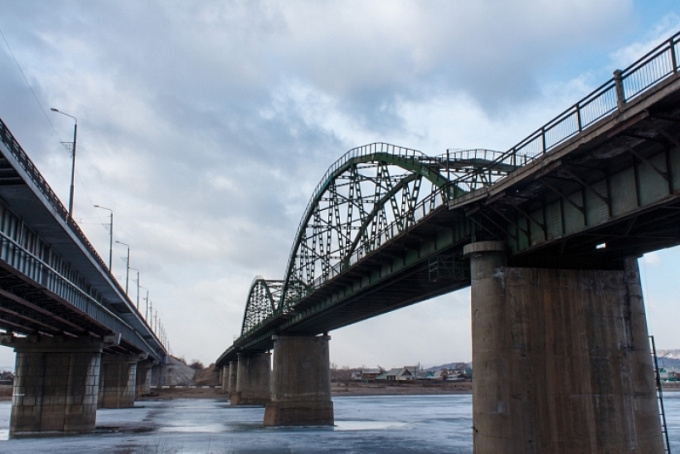 В Улан-Удэ мужчина насмерть разбился об лёд, упав с моста (ФОТО 18+) 