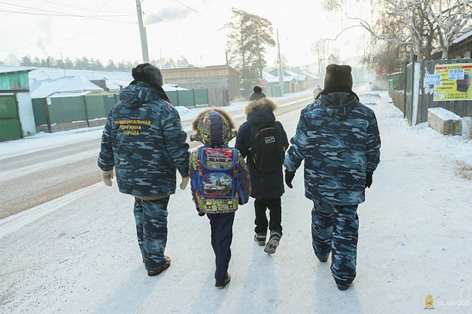 В микрорайоне Улан-Удэ детей до школы начали провожать дружинники 