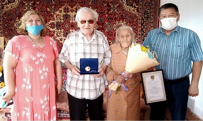 70 лет рука об руку: В Бурятии супруги отметили благодатную свадьбу