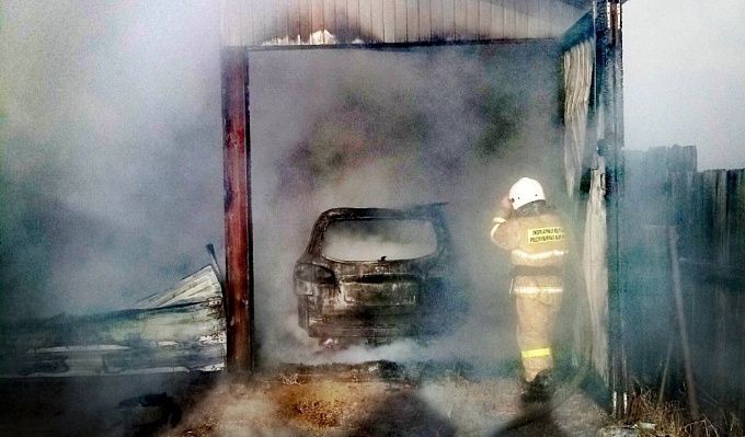 Две машины сгорели в гараже в Бурятии