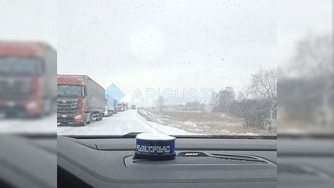 Фуры встали в 5-километровую пробку на трассе в Бурятии. ОБНОВЛЕНО