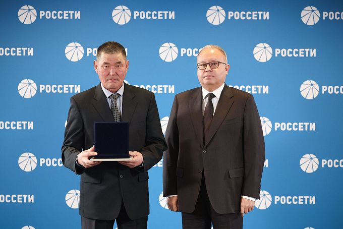 Рискнул жизнью ради общего блага. Энергетик пересек реку, чтобы вернуть свет жителям Бурятии