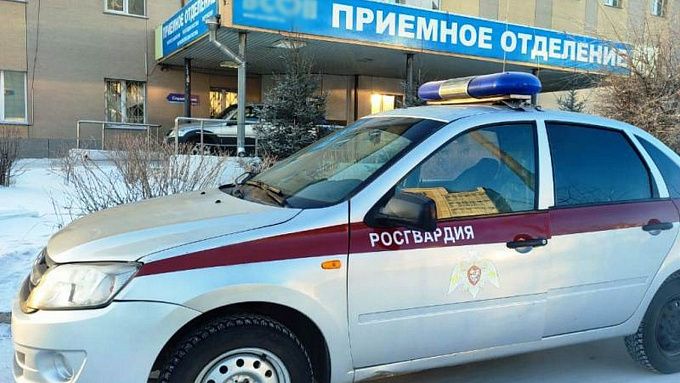 Отогрелся и устроил дебош: В Улан-Удэ пьяный мужчина чуть не разнес больницу