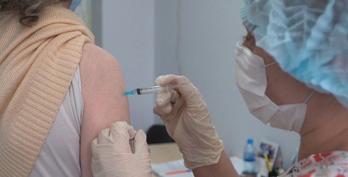 Минздрав одобрил одновременную вакцинацию от коронавируса и гриппа