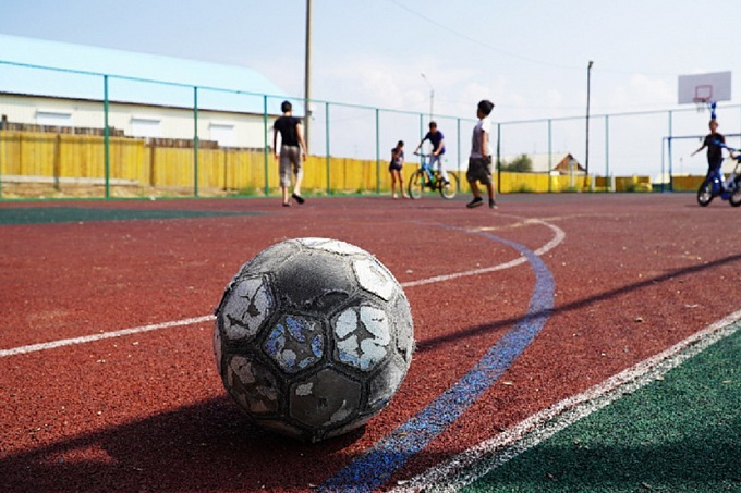 В Улан-Удэ завершают строительство поля для мини-футбола за 7 млн рублей  