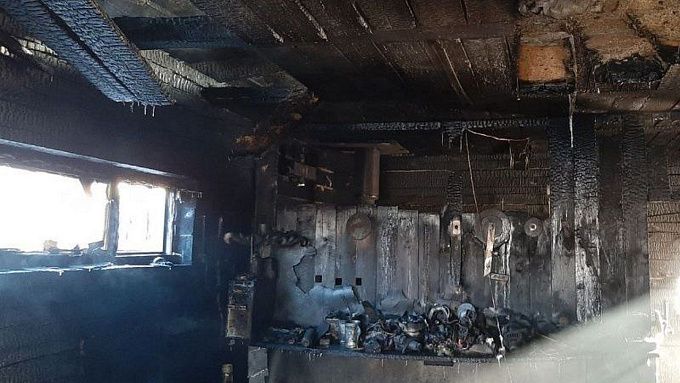 В Бурятии из-за пожара в гараже чуть не сгорел жилой дом