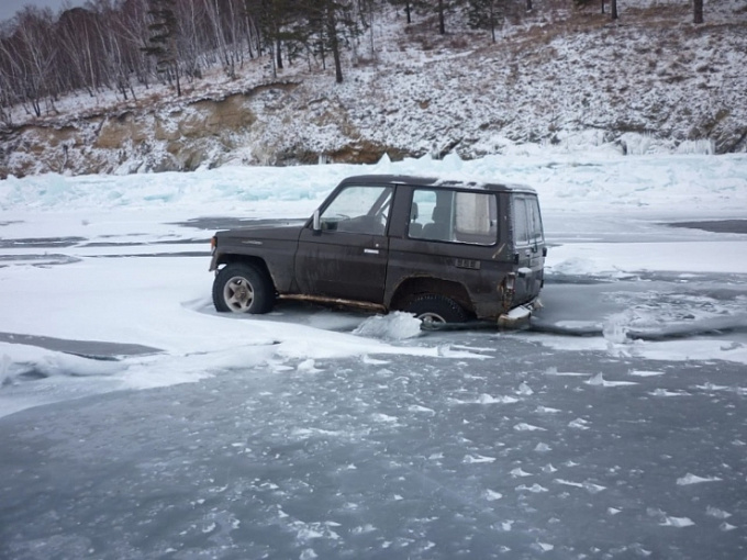 Двое мужчин на авто едва не провалились под лед Байкала
