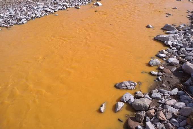 В Бурятии в оранжевой реке загрязняющие вещества превышены в 50 раз