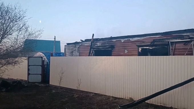 В Улан-Удэ пожар уничтожил дом площадью более 120 кв.м