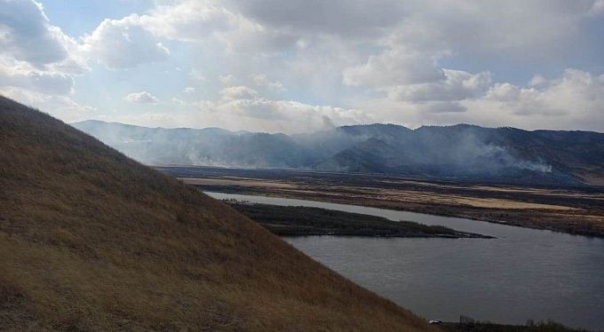 В Бурятии 88 человек тушили сложный пожар в лесу