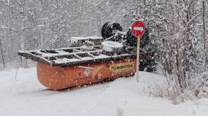 Бензовоз перевернулся на севере Бурятии