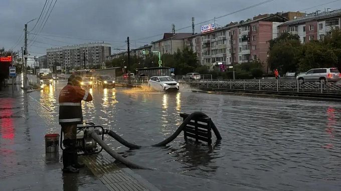 В Улан-Удэ с четырех утра откачивают лужи
