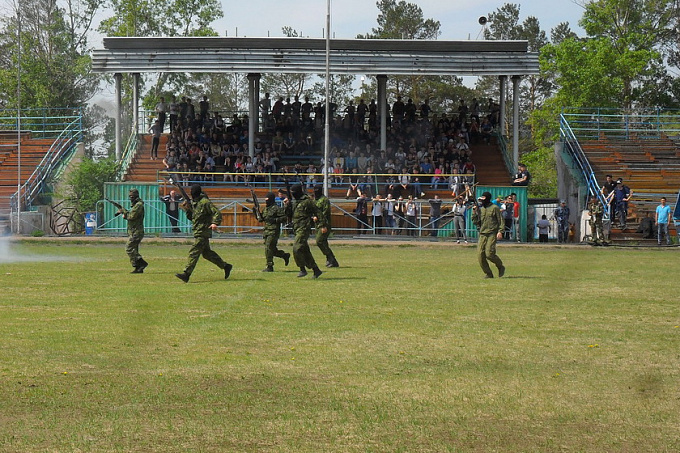 В Улан-Удэ спецназовцы УФСИН показали студентам приемы рукопашного боя (ФОТО)