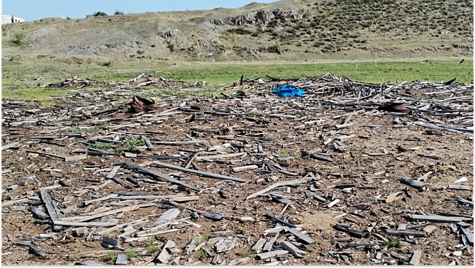 Плодородную землю в районе Бурятии захламили опилками и древесиной