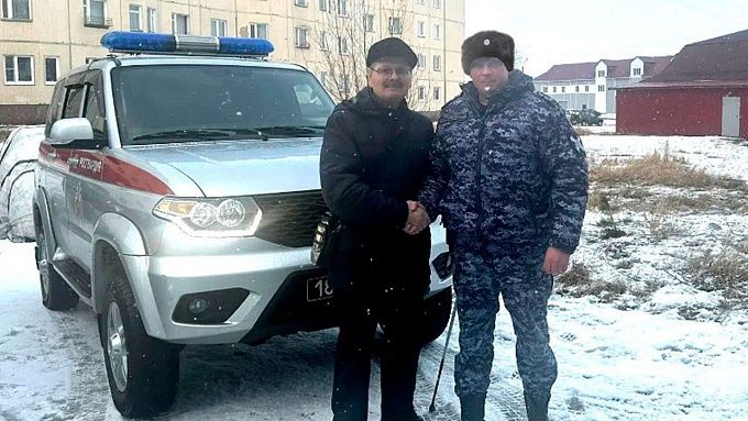 В Бурятии росгвардеец помог водителю, у которого спустило колесо