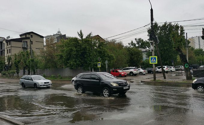 Прыгающие пешеходы и плавающие авто: Улицы Улан-Удэ залило из-за дождей