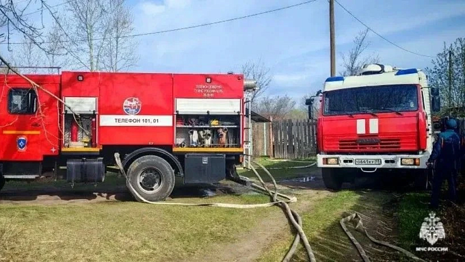 Надворные постройки и жилой дом сгорели дотла в Улан-Удэ