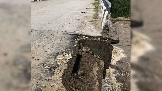В районе Бурятии вода залила дорогу и разрушила мост. Под угрозой и дома