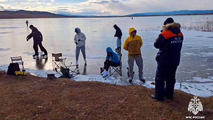 Любителей покататься по неокрепшему льду поймали спасатели в районе Бурятии