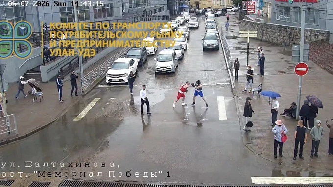 Боксерский поединок устроили неизвестные в центре Улан-Удэ 
