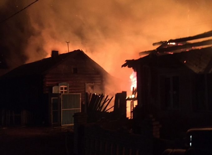 В Бурятии крупный пожар оставил без крова две семьи (ФОТО)