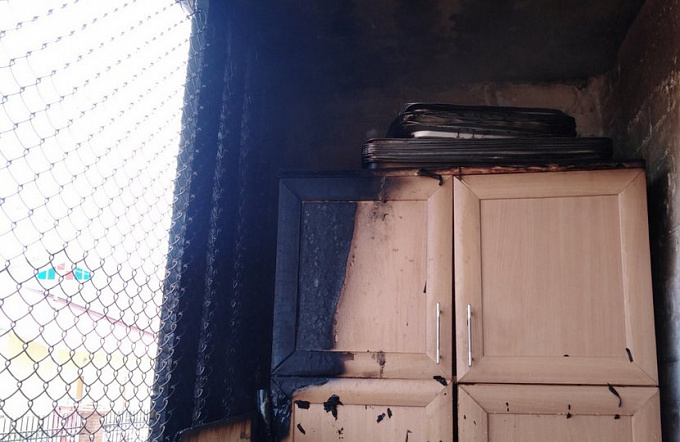 В Бурятии на пожаре эвакуировали женщину с тремя детьми