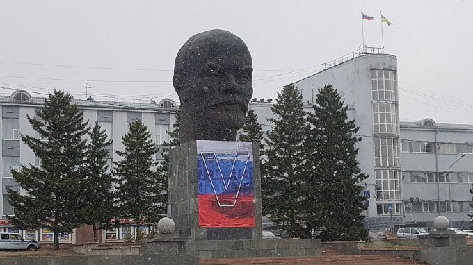 В Улан-Удэ задержали мужчину, испортившего баннер с «Z»