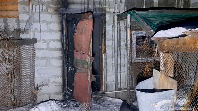 Дознаватель МЧС Бурятии вынес из огня мужчину с ожогами