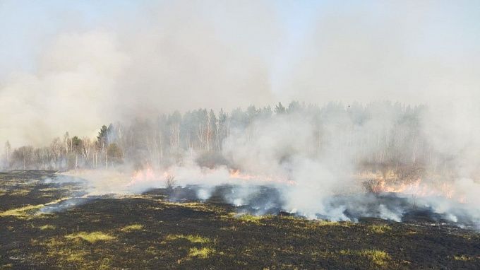 В Бурятии с двумя лесными пожарами боролись более 60 человек