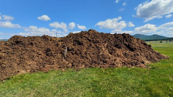 В Бурятии фермер завалил берег реки зловонной кучей