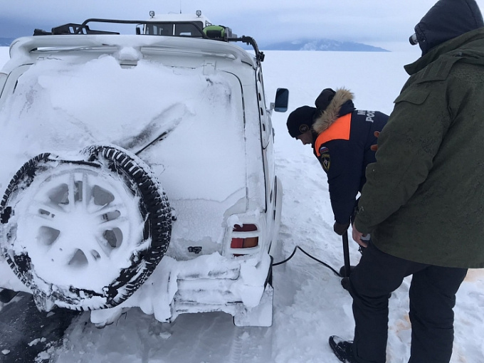 Автомобиль застрял на льду Байкала