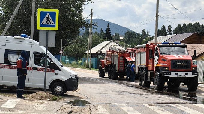 Подросток и двое детей чуть не угорели на пожаре в Улан-Удэ