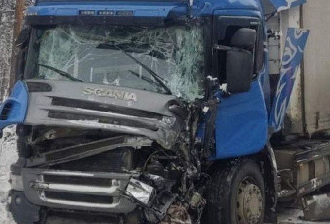Человек пострадал при столкновении большегрузов на трассе в Бурятии