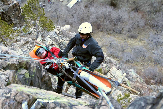 Спасатели Бурятии пытаются эвакуировать пострадавшую в горах туристку
