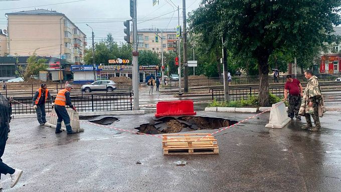 Асфальт провалился на улице Улан-Удэ из-за ремонта теплосетей