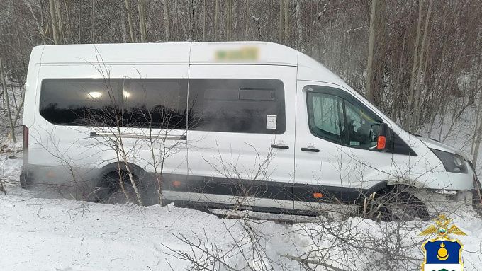 Рейсовый автобус слетел в кювет в районе Бурятии