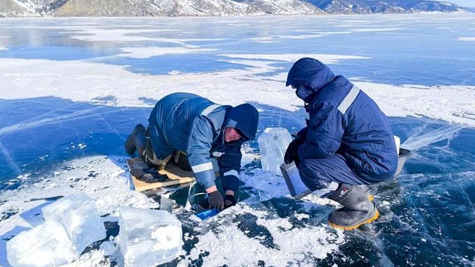 Ученые изучают трещины во льду Байкала для поиска предвестников землетрясений