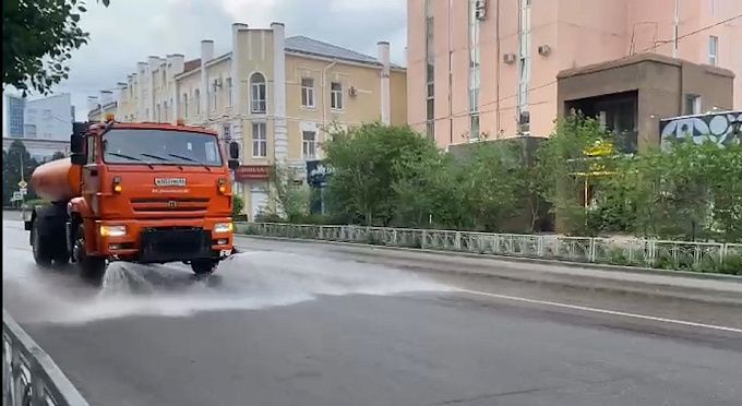 Спастись от жары: В Улан-Удэ поливают дороги