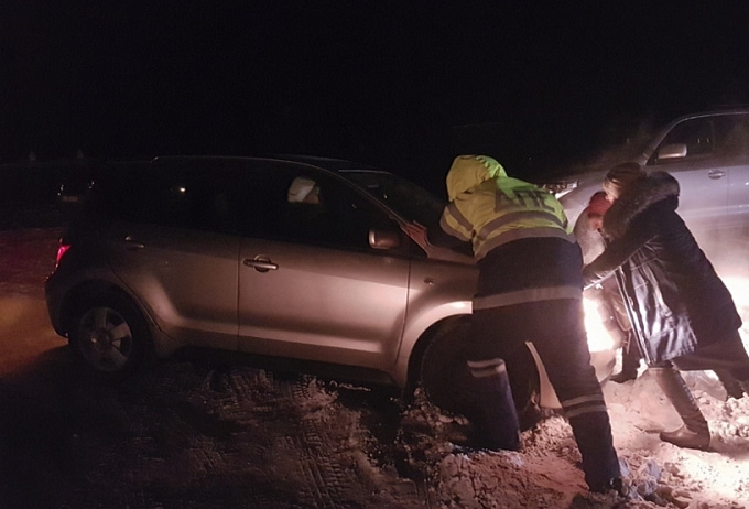 В Бурятии сотрудники ГИБДД помогли женщинам-водителям, застрявшим в снегу