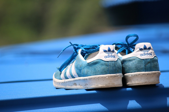 Жительницу Бурятии оштрафовали за продажу фальшивых кроссовок Adidas