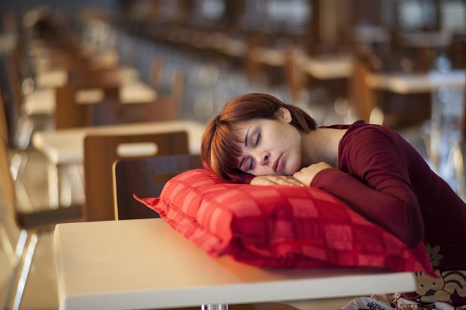 Ученые назвали опасность недосыпа и переизбытка сна