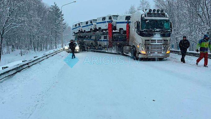Снегопад и авария парализовали движение на федеральной трассе «Байкал»
