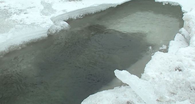 Жителям Бурятии объяснили, как спасти провалившегося под лед человека