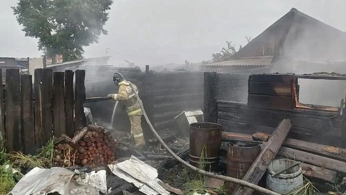 Огонь уничтожил гараж и баню в районе Бурятии