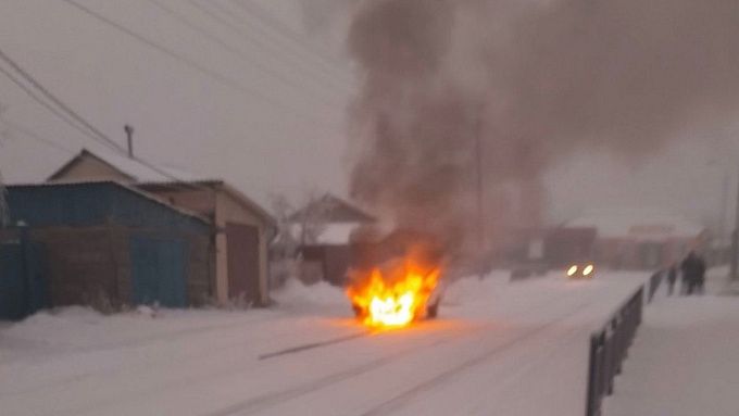 В Бурятии прямо на ходу вспыхнул автомобиль